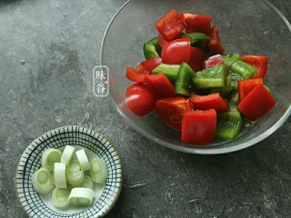 3、蚝油一口豆腐,大葱切粒，彩椒切成小方块。