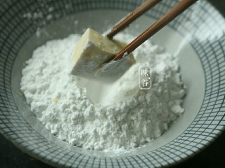 6、蚝油一口豆腐,再在淀粉上打个滚 。