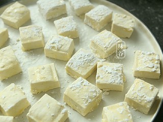 7、蚝油一口豆腐,把处理好的豆腐块放在干净无水的盘子上 。