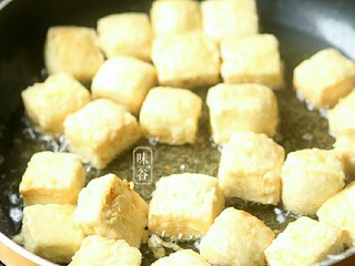8、蚝油一口豆腐,锅内放多点油，把豆腐块放进去炸至金黄 。