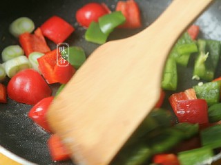 10、蚝油一口豆腐,锅内留一点底油，把大葱和彩椒放进去翻炒。