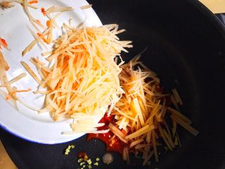 10、简单不放油的 鱼香肉丝,放入土豆丝