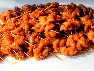 8、秘制牙签肉,用牙签将腌制好的细猪肉片穿好