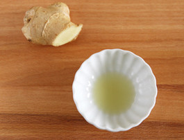 3、虾滑丝瓜鲜汤,把姜切成小块榨汁备用