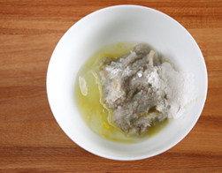 4、虾滑丝瓜鲜汤,在剁好的虾蓉中放入蛋清，盐，糖，姜汁，淀粉