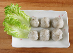 6、虾滑丝瓜鲜汤,手沾上水，将搅好的虾蓉揉成小丸子状，虾滑完成。