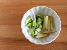 9、虾滑丝瓜鲜汤,切葱花，姜丝备用