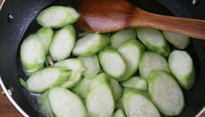 12、虾滑丝瓜鲜汤,添入没入丝瓜两厘米的水，放入盐烧开