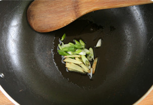 10、虾滑丝瓜鲜汤,锅中放入油，放入葱花，姜丝爆香