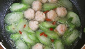 14、虾滑丝瓜鲜汤,等到虾滑都煮至变色熟透后关火，放入枸杞即可