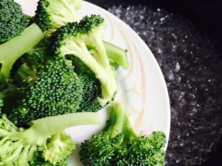 6、蒜蓉蚝油西兰花,锅中加水烧开倒入西兰花