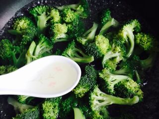 7、蒜蓉蚝油西兰花,加一勺食用油