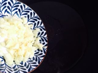 12、蒜蓉蚝油西兰花,倒入蒜蓉