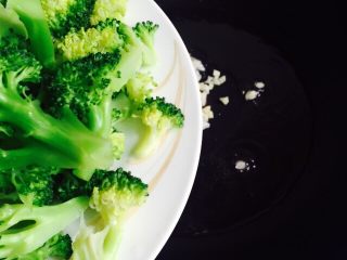 14、蒜蓉蚝油西兰花,倒入西兰花