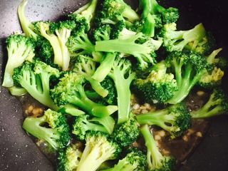 17、蒜蓉蚝油西兰花,翻炒均匀即可