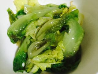 3、麻辣鱼片儿,炒好的生菜盛到碗底当垫菜