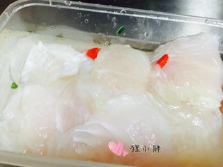 4、麻辣鱼片儿,鱼片放点淀粉腌制一下,我这个鱼片量有点少。自己在家做买鱼的话可以请商家帮忙片成鱼片。数量应该比我这个多很多