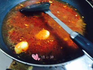 7、麻辣鱼片儿,加入适量的水,烧开