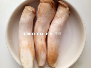 1、蚝油杏鲍菇,备好食材：杏鲍菇洗净；