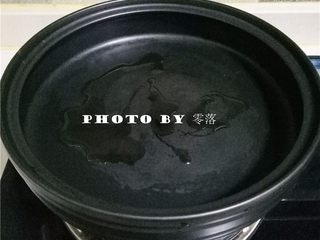 6、蚝油杏鲍菇,塔吉锅放入适量玉米油；