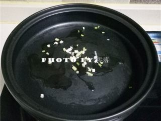 7、蚝油杏鲍菇,放入葱白炒香；