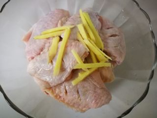 2、家常菜啤酒鸡翅,然后，加适量姜丝，葱姜料酒，腌制一会。