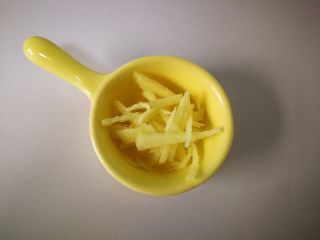 3、家常菜啤酒鸡翅,在准备点姜丝，等会用。