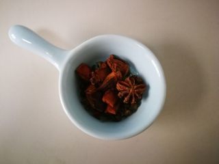 4、家常菜啤酒鸡翅,准备好的大料，有八角和十多粒花椒粒。