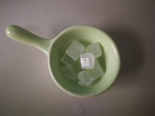 6、家常菜啤酒鸡翅,冰糖，放的少，因为要减肥用，没有吃那么多甜的。