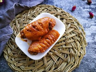 12、家常菜啤酒鸡翅,成品图，没有适合的大盘子，先给你吃三块，快点吃！