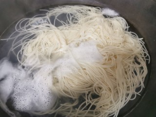 13、鸡蛋西红柿打卤面,锅内煮熟面条