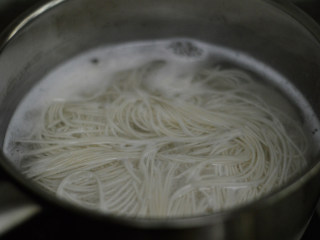 9、葱油拌面,另起一锅，水煮沸后放入面条