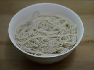 11、葱油拌面,放入葱油碗中