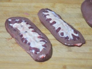 1、火爆腰花,猪腰横切两半后去掉中间白色部分和内部比较红的一层，清洗干净，这一步非常重要，不然会有异味。