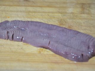 2、火爆腰花,在洗净的猪腰上先切成竖条儿，底部不要切断，切好后，再横切成交叉状，然后在切成大小合适的条。