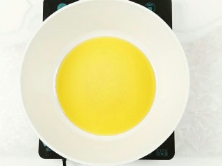 2、木耳炒豆腐,锅内倒油烧热