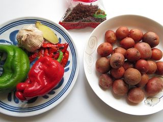 3、小鸡炖土豆,准备好其他辅料