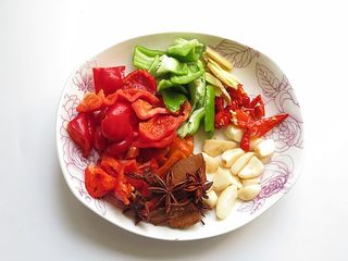 4、小鸡炖土豆,将辅料切洗好备用