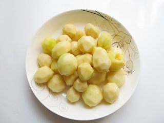 5、小鸡炖土豆,小土豆去掉外皮
