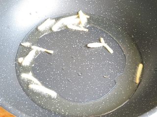 7、小鸡炖土豆,锅预热倒入油温热至六分，放姜丝煎至微焦