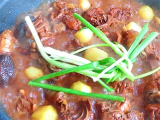 12、小鸡炖土豆,放入葱结煮2分钟