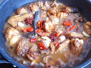 10、小鸡炖土豆,倒入适量的水、干辣椒、花椒、蒜头、八角桂皮慢火炖15分钟左右