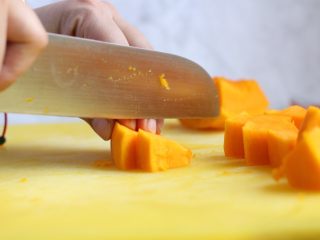 4、香煎小羊排配百里香烤南瓜,南瓜去皮去籽切块。