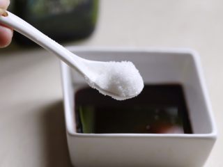 7、香煎小羊排配百里香烤南瓜,10ml意大利黑醋、5ml橄榄油加5克糖拌入。