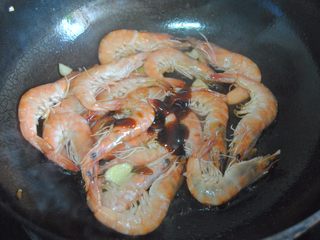 7、洋葱油爆虾,倒入酱油蚝油翻炒