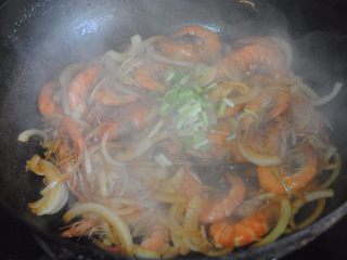 11、洋葱油爆虾,加入葱花翻炒均匀即可出锅