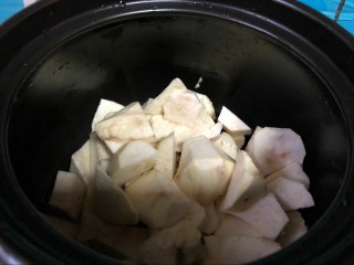 2、健康美味红薯绿豆大枣粥,红薯切好滚刀块候，放入砂锅里。