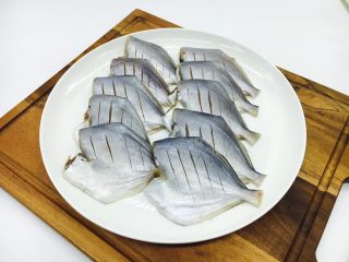 1、家熬平子鱼 （附有煎鱼小妙招）,把小平子鱼洗干净，轻轻刮去鱼鳞，去除头、内脏、鳃，沥沥水分并且用厨房用纸把鱼体的水分吸干，在鱼背贴着鱼骨的地方划几刀，不要划段，两面都要划几刀哦，划刀的目的一是为了方便入味，另一是防止煎鱼时把鱼皮煎爆破啦影响颜值。