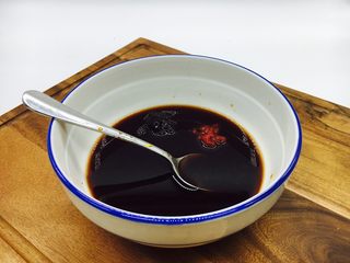 3、家熬平子鱼 （附有煎鱼小妙招）,调制碗汁，放入甜面酱，番茄酱，腐乳，生抽，老抽，白酒。