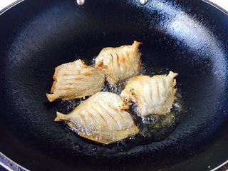 8、家熬平子鱼 （附有煎鱼小妙招）,把两面都煎成金黄色